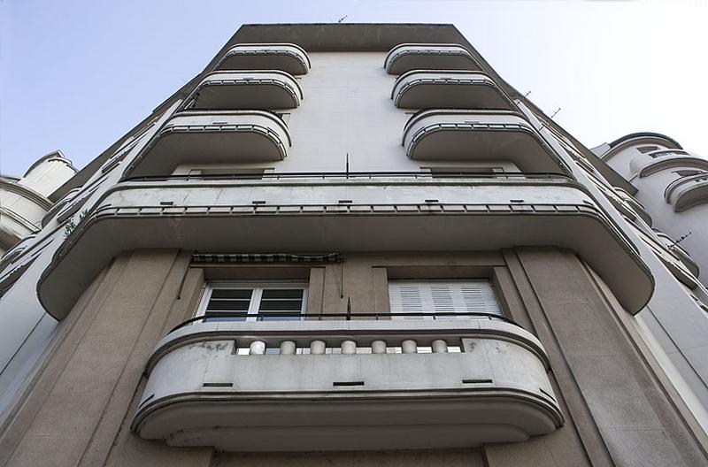 Pan coupé : vue des balcons en contre-plongée.