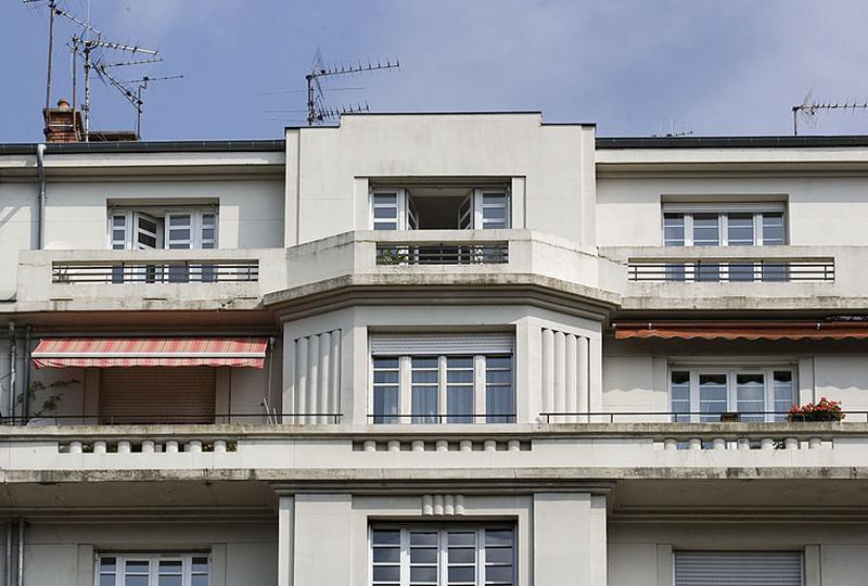 Partie supérieure : détail des balcons.