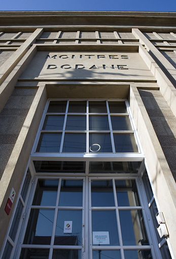 Usine d'horlogerie Dodane. Entrée vue en contre-plongée (5-7 avenue de Montrapon).