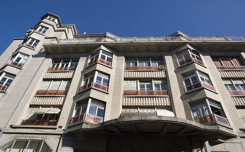 Façade : auvent et balcons.