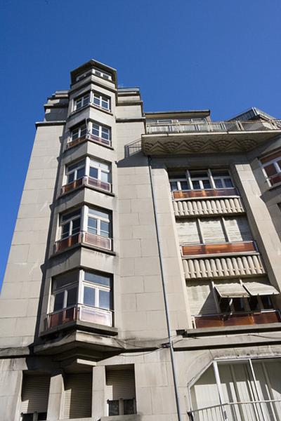 Façade antérieure : détail de la partie gauche.