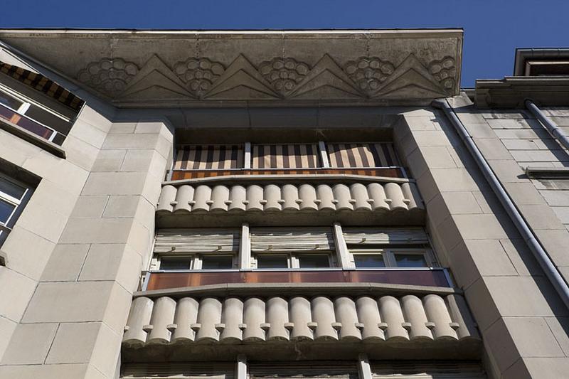 Partie gauche : détail du décor du dessous du balcon et des fenêtres.