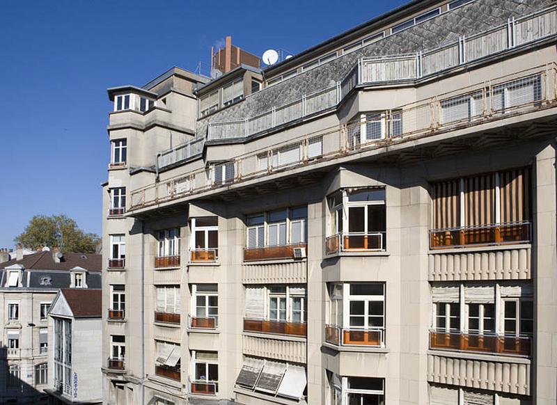 Façade antérieure : détail des étages supérieurs.