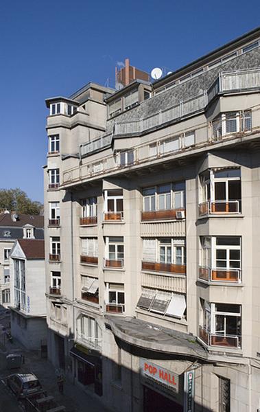 Vue d'ensemble, de trois quarts droit.