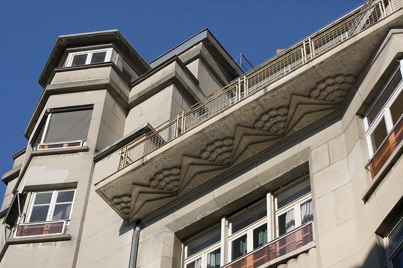 Balcon, partie gauche : détail du décor de la dalle.