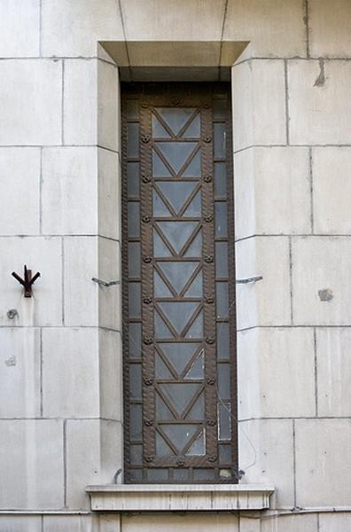 Détail d'une fenêtre à gauche du portail d'entrée.