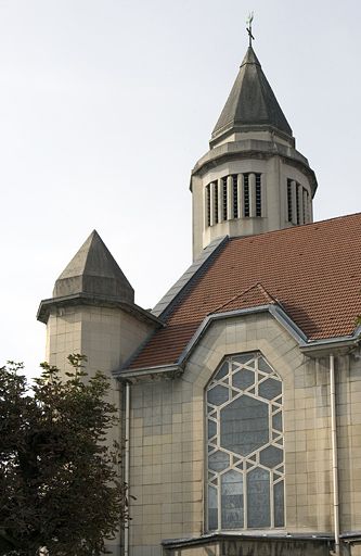 Détail extérieur des vitraux de la nef.