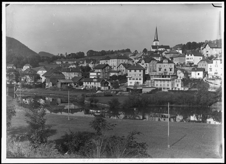 [Vue d'ensemble du village, depuis l'est], milieu 20e siècle [entre 1947 et 1964].