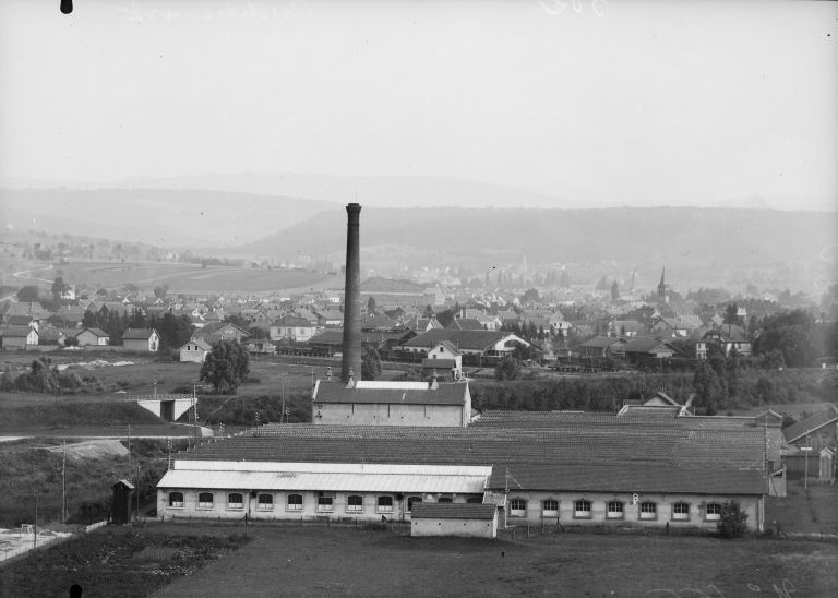 [Vue d'ensemble depuis le nord]. Photographie, s.d. [vers 1930], plaque de verre 13 x 18 cm.