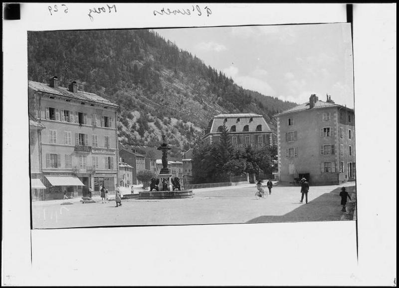 [Vue d'ensemble de la place et de la fontaine, depuis le nord-ouest], 1er quart 20e siècle.