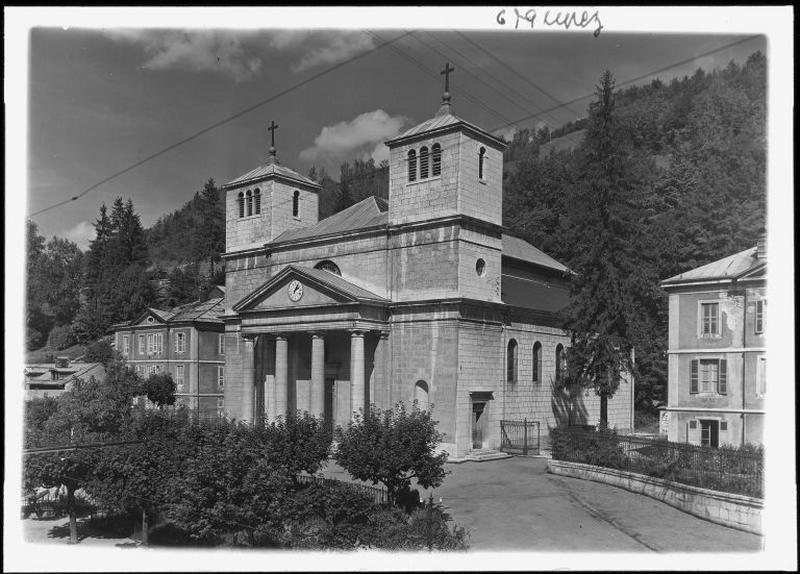 [La place, avec l'école, l'église et le presbytère], 1er quart ou milieu 20e siècle.