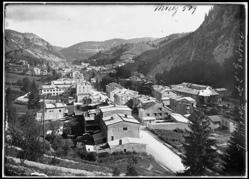 [Vue d'ensemble de la rue de la République et du haut de Morez], 1er quart 20e siècle.