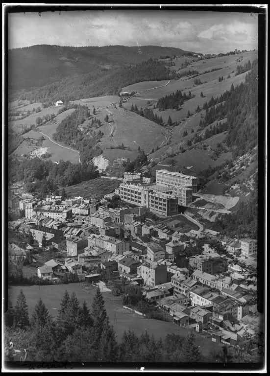 [Vue d'ensemble plongeante sur le quartier du lycée Victor Bérard, depuis le sud], photographie, par Jules Manias (?), s.d. [entre 1932 et 1949].