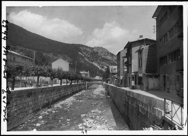 [La Bienne et la passerelle du Petit Quai, depuis la place Lissac], 1er quart 20e siècle.