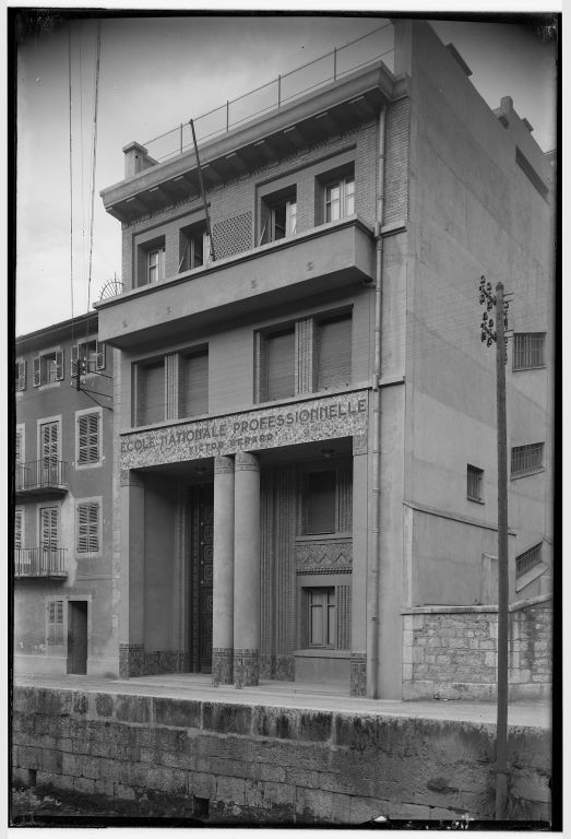 [L'entrée sur le quai Lamy (bâtiment A)], photographie, par Jules Manias (?), s.d. [entre 1932 et 1949].