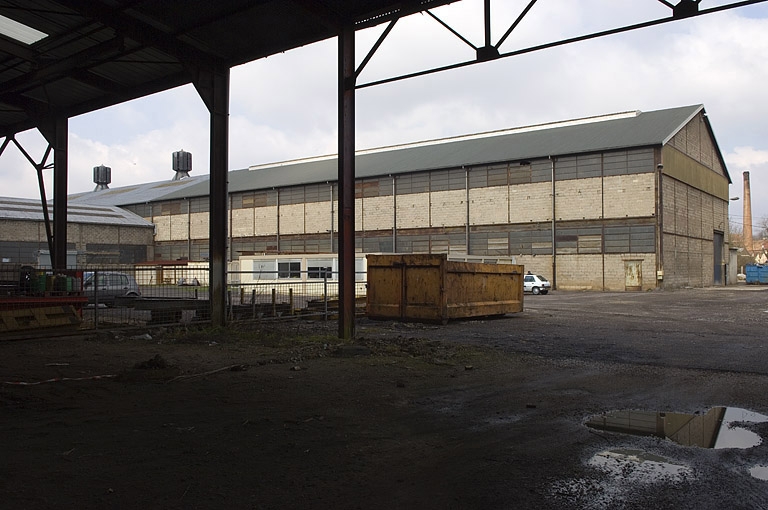 Vue d'ensemble de l'atelier de fabrication depuis l'est.