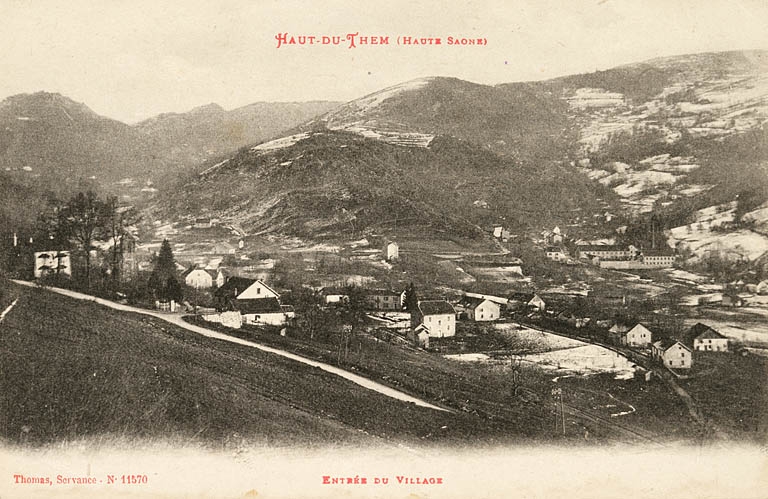 Haut-du-Them (Haute-Saône). Entrée du village.