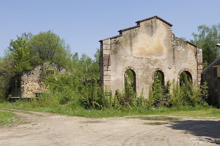 Vestiges d'un atelier de l'usine de produits chimiques.