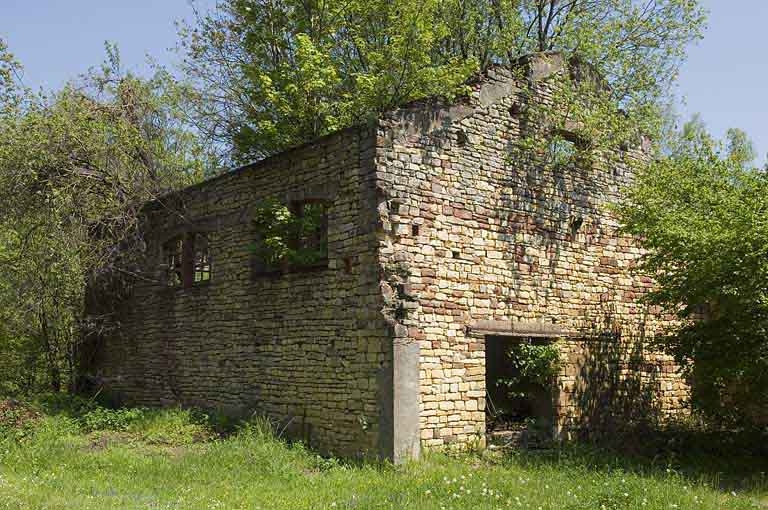 Atelier en ruines de l'usine de produits chimiques.