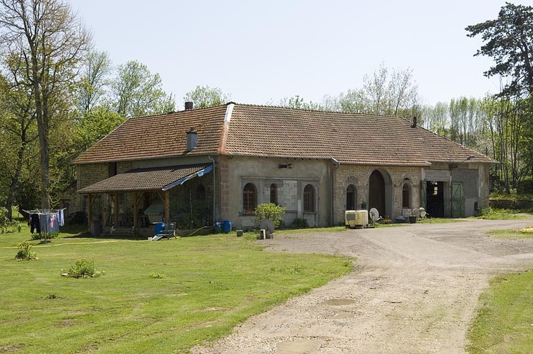 Bâtiment à usage multiple (logements, remises, écuries et ateliers divers).