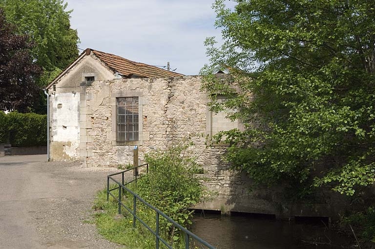 Pignons ouest de l'atelier de fabrication et canal de fuite.