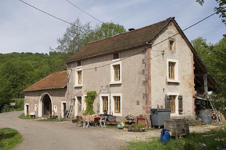 Les parties agricoles et le logement vus de trois quarts.