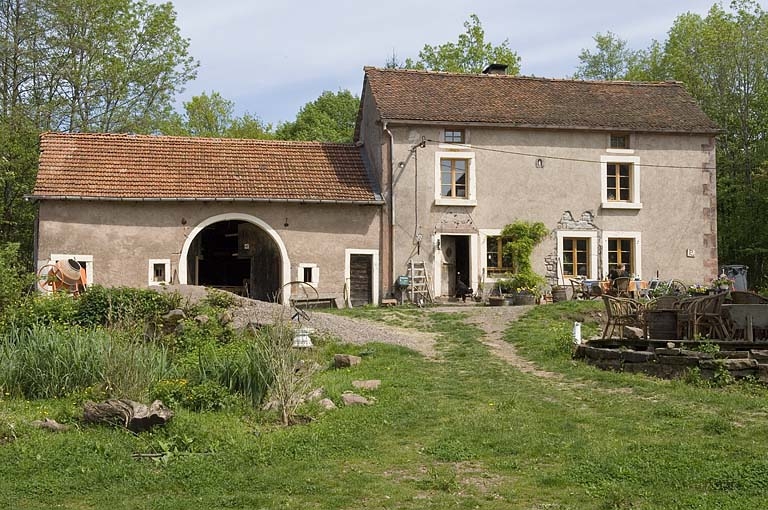 Façade antérieure des parties agricoles et du logement.