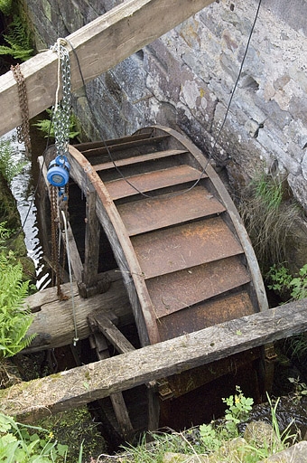 Vue plongeante sur la roue hydraulique.