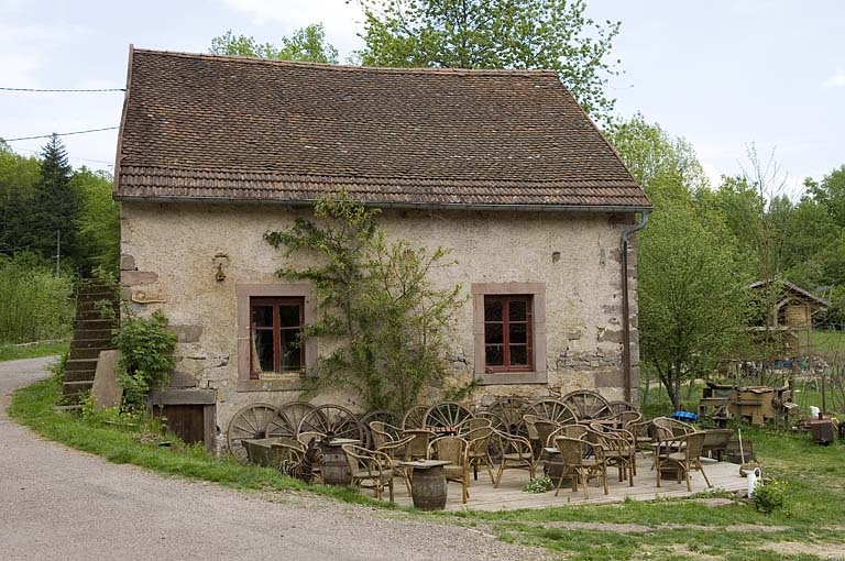 La façade ouest du moulin à farine.