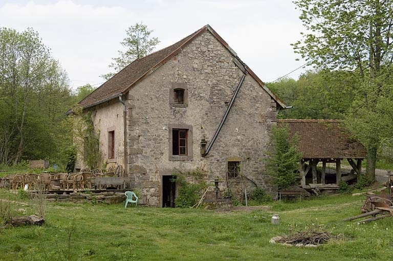 Le moulin vu de trois quarts arrière.