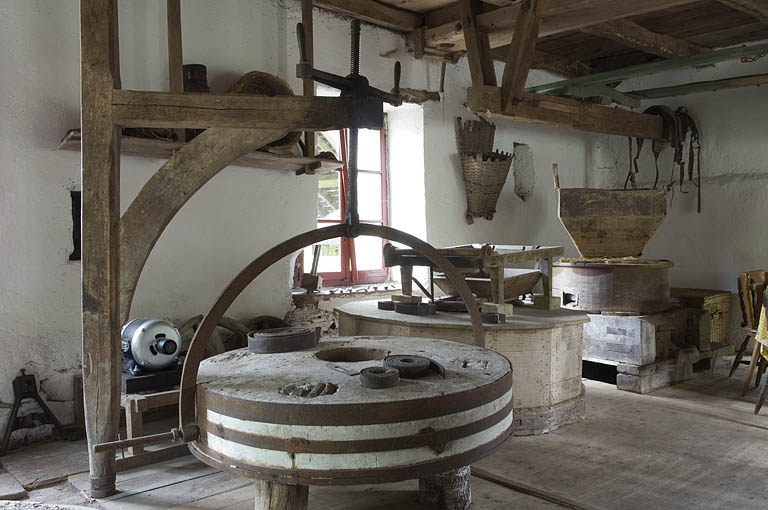 La chambre des meules du moulin à farine.