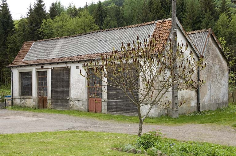Atelier de réparation (menuiserie, forge).