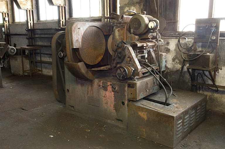Rectifieuse de lames de scie, dite machine à planer Engeländer et Beyer (Remscheid).