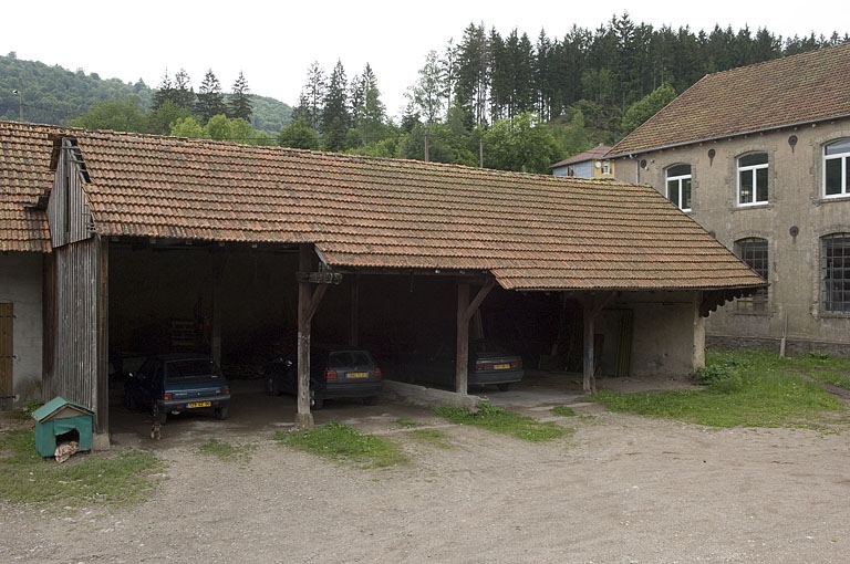 Entrepôt industriel et garage.