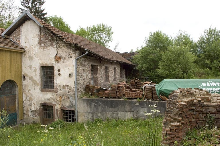 Atelier de réparation (forge et menuiserie).