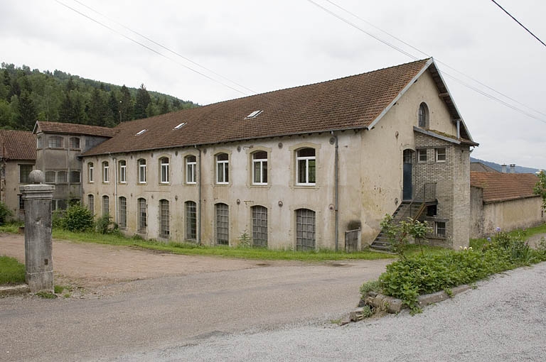 Vue de trois quarts de la réception et de l'atelier de rentrage.