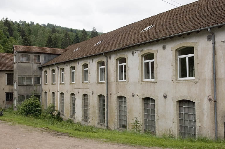 Façade est de la réception et de l'atelier de rentrage.