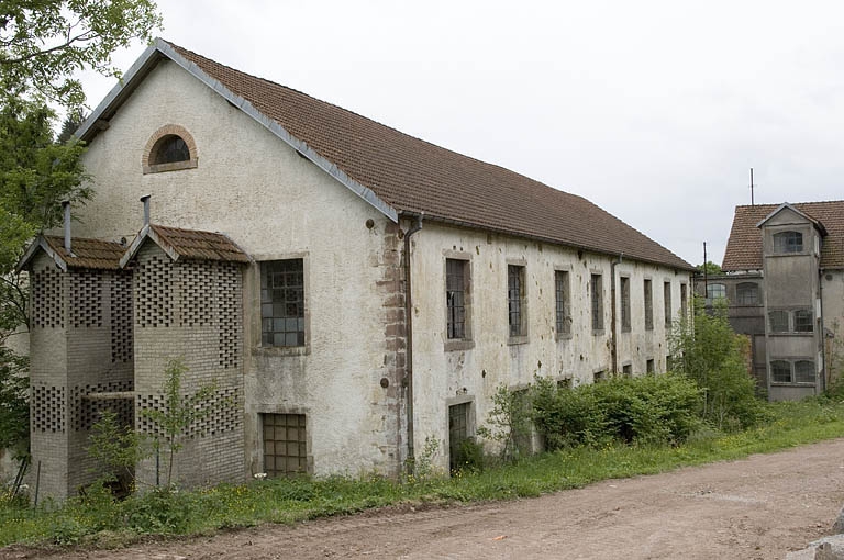 Atelier de tissage (est) vu de trois quarts.