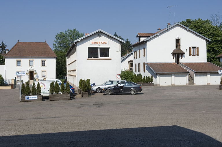 Logements et bureaux depuis la cour.