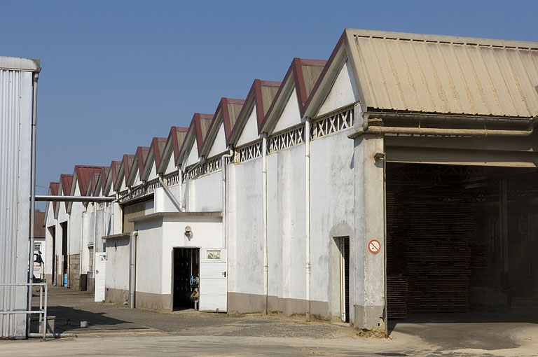 Extension sud couverte de sheds.