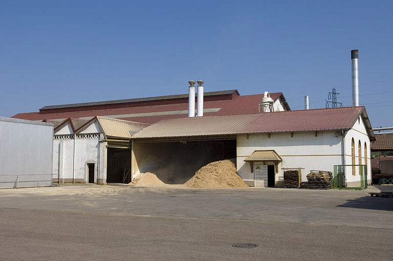 Atelier de réparation et entrepôt industriel vus depuis le sud.
