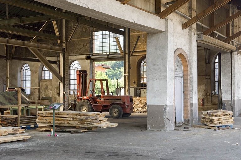Intérieur de l'atelier de sciage. Vue sur le pignon.