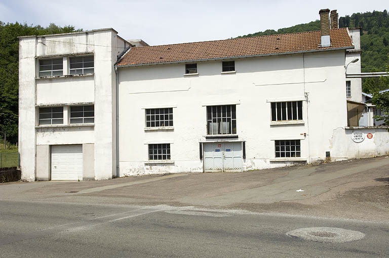 Façade sur la rue de France.