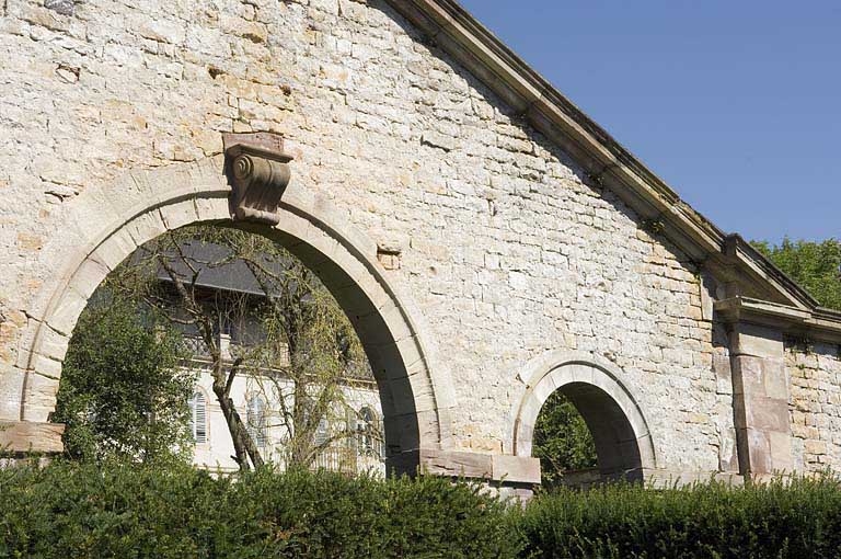 Façade antérieure de l'atelier du haut fourneau. Détail du fronton.