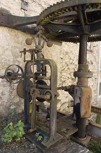 Partie supérieure de la turbine hydraulique. Régulateur à boules.