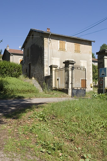 Logement d'ouvriers à l'entrée.