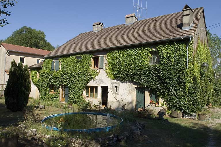 Ancien magasin, actuellement logement.