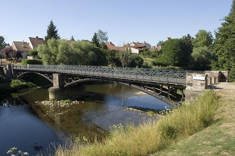 Pont métallique sur la Lanterne (commune de Bourguignon-lès-Conflans). Réalisation des forges de Varigney.