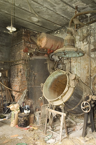 Atelier de distillation : base de la cheminée, chaudière et alambic Egrot et Grangé.