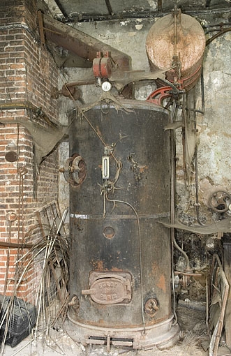 Atelier de distillation. Chaudière Egrot.
